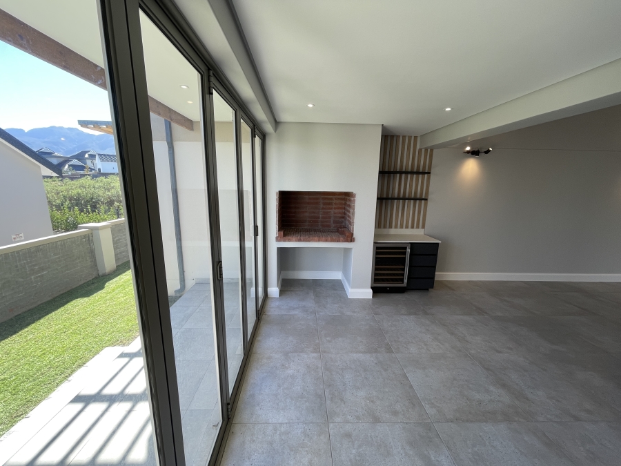 4 Bedroom Property for Sale in Kingswood Golf Estate Western Cape